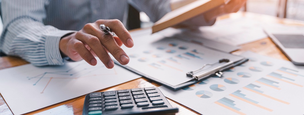 Business-Analysten-Team bei der Prüfung von Finanzberichten für Audits